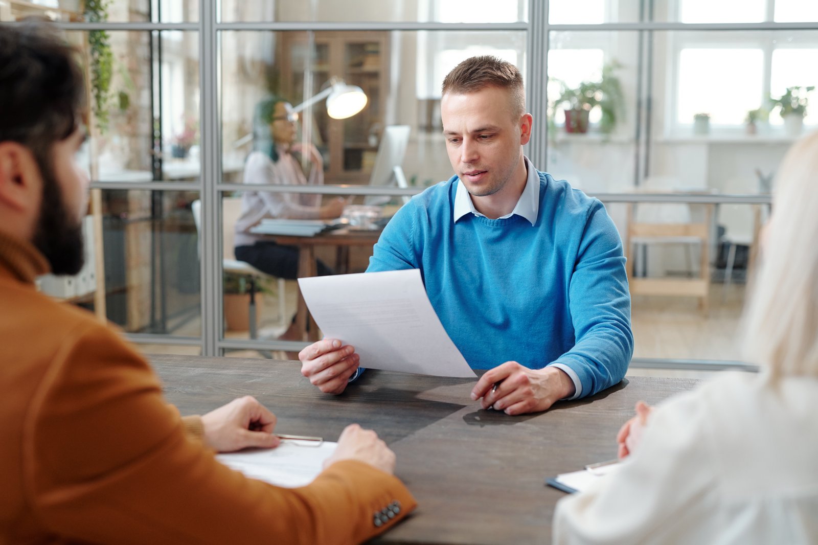 Employé tenant un document lors d'un entretien professionnel.