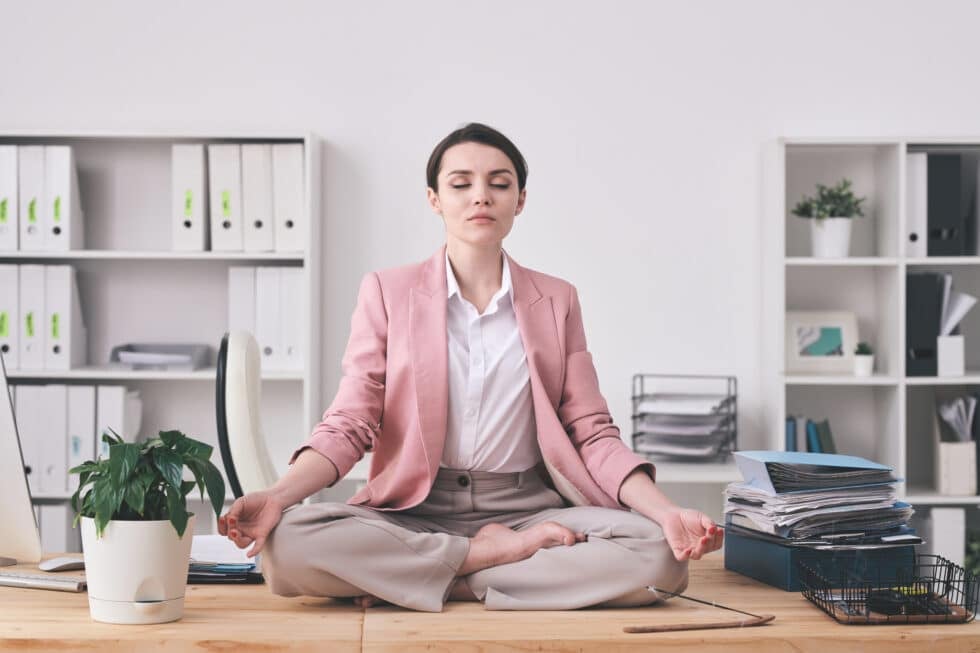 Femme qui médite avant de reprendre un travail après un long arrêt