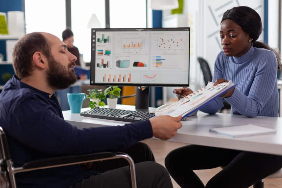 Deux collègues discutant de graphiques à un bureau
