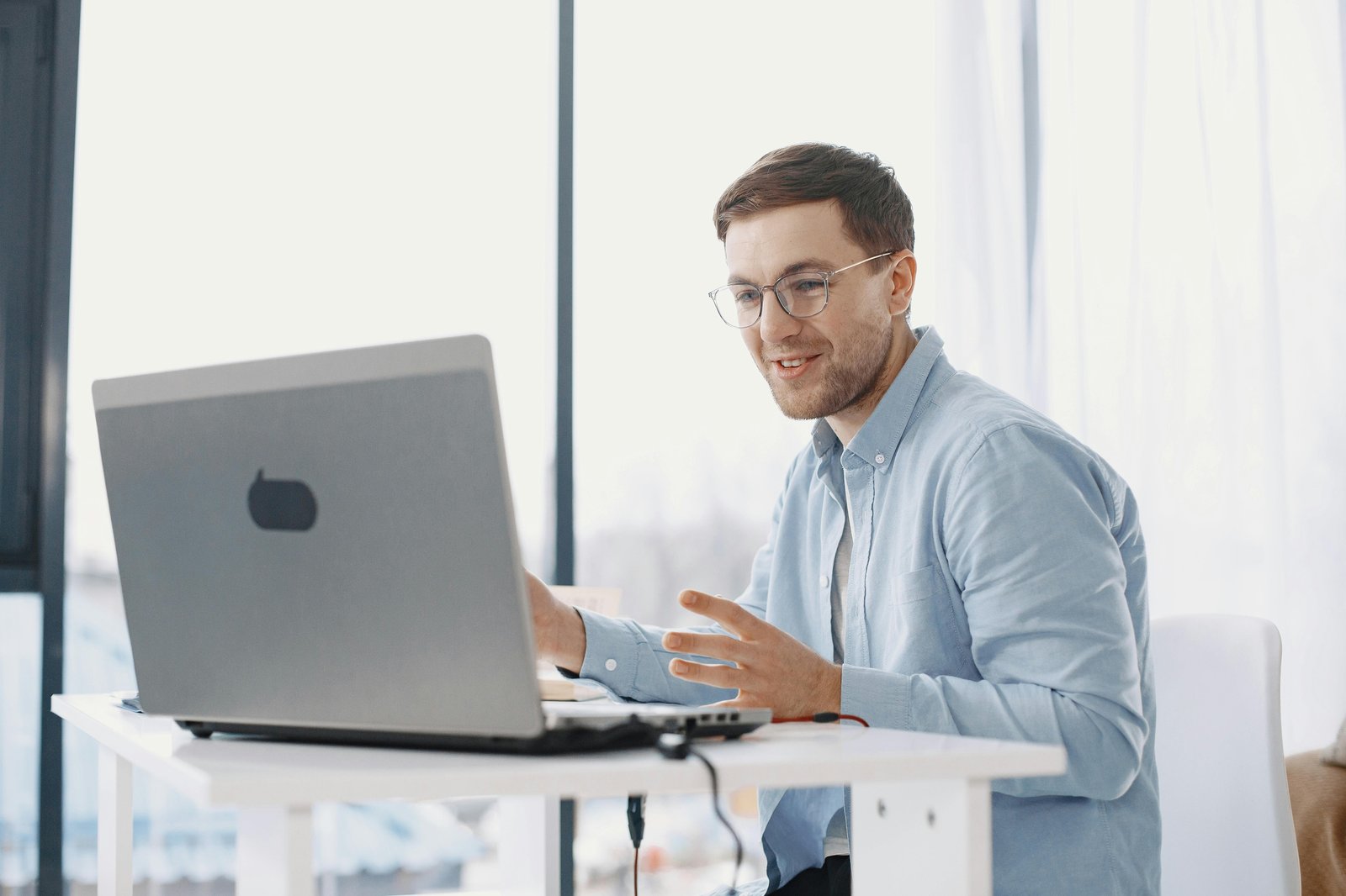Collaborateur derrière son écran